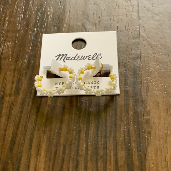 Madewell seed bead daisy hoop earring - Picture 4 of 11